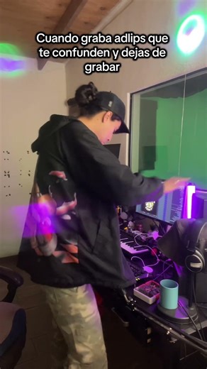 Cuando graba adlips que te confunden y dejas de grabar #gracioso #estudiantes #musica #fyp #meme