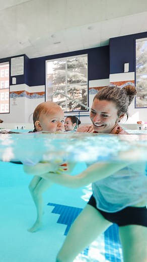 online baby swimming lessons | watermellow on Instagram: "Did you know that you can start teaching your newborn how to swim right at home in your bath tub? 🛁 Some of the benefits of starting your little one’s swimming journey early includes: 💕 Bonding 💕 Confidence building 💕 Greater enjoyment of swimming later on 💕 Less anxiety/fear of the water 💕 Ease of learning overtime 💕 Fun experience to share together Send this to someone who is interested in getting their baby’s swimming journey st