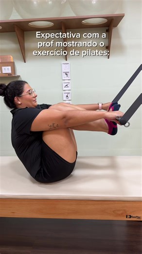 A gente acha que o exercício de pilates é fácil até tentar fazer 😅 Vem fazer uma aula experimental e bora desafiar a elasticidade desse corpo! #lumuspilates #meme #pilates #exerciciodepilates #studiodepilates