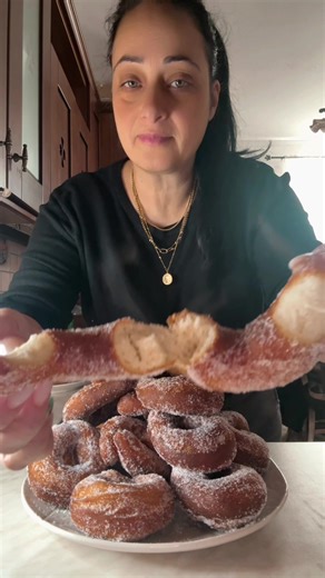 Graffe Napoletane ✨1kg di farina 00 ✨600 gr patate ( pesate crude) ✨5 uova ✨3 cucchiai di zucchero ✨1 cucchiai abbondante di burro ✨1 limone grattugiato ✨liquore strega a piacere ✨50 ml di latte ✨1 cucchiaini di zucchero ✨vaniglia ✨20 gr lievito di birra fresco ✨pizzico di sale #graffe #dolce #napoletane #ricetta #ricettafacile