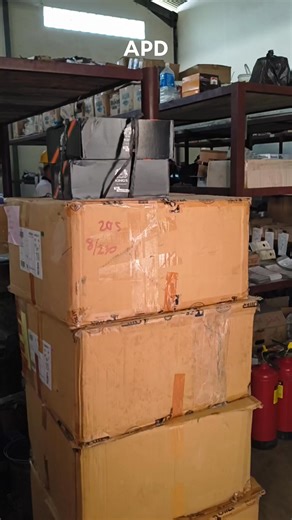 Fungsi APD bagi karyawan pabrik sawit adalah untuk melindungi pekerja dari berbagai bahaya, seperti cedera fisik, paparan bahan kimia, kebisingan, dan kecelakaan kerja. APD membantu mencegah risiko seperti benturan, sayatan, terpeleset, dan terhirupnya debu atau bahan kimia berbahaya. Dengan menggunakan APD, pekerja dapat bekerja lebih aman, terhindar dari cedera, dan meningkatkan produktivitas. #Pabrikminyakkelapasawit #Palmoilmill #Perkebunansawit #Alatperlindungandiri | FE Nbutarbutar DI