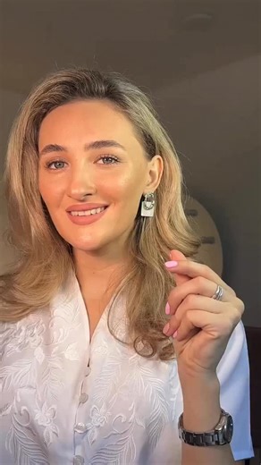 In this tutorial, the Nº1 Hairpin Black is used as the key element to mould the hair into place, creating a clean, sculpted finish in seconds. No tension, no pulling, just a smooth hold that keeps the style exactly where you want it, all day and night. This is minimal effort, maximum impact. 🖤 For Black Friday only, the Nº1 Hairpin Black is included for free with every order. A timeless essential, now yours as our gift — automatically added at checkout, no code needed.✨ Your sign to finally mas