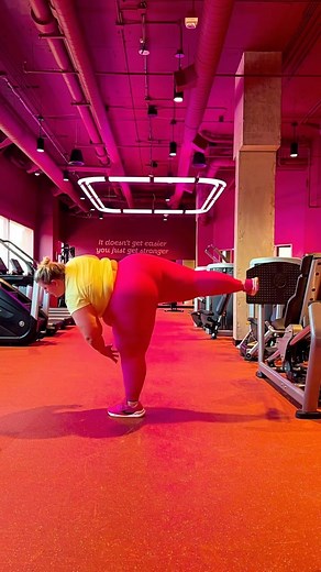 Anna OBrien, confidence queen. on Instagram: "Exercise feels different post surgery. For example I’ve got a different center of gravity, my joints in my knees move differently and my lose skin causes things to feel different. Through this stage of my journey I’m giving myself permission to explore movement with a complete beginners curiosity. I still have a lot of change to still happen, so learning how to get comfortable with it now is essential to my progress long term. #healthjourney #lipedem