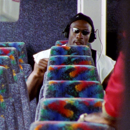 SAME BUS: Michael Jordan listening to Kenny Lattimore before playing in the 1998 NBA Finals 🎵