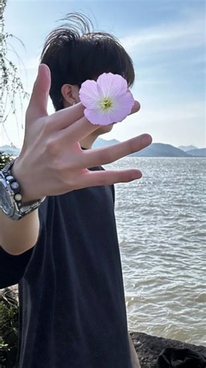 Պḙℵḙ ℏṳ♭ ṳㄅᾰ 🇺🇸 on Instagram: "Follow for more ♥️ . . . . . ご存知ですか？日本では今、「歩く足跡」から発電しています！⚡ 日本では現在、一歩ごとに発生するエネルギーを電気に変換する圧電タイルが設置されています！🔋 人がこれらのタイルの上を歩くと、体重と動きによってタイルに圧力がかかり、タイルがわずかに曲がり、機械的な応力が生じます。タイル内の特殊な素材がこの圧力を電荷に変換します。⚙️ 一歩ごとに少量の電気が生成されますが、何百万人もの人が毎日歩く場合（東京の渋谷駅では1日240万歩以上！）、LEDライト、ディスプレイ、さらにはセンサーに電力を供給するのに十分なエネルギーが生成されます！💡🌱 この技術は、未来の都市が一歩ごとに「充電」されることを示しています。想像してみてください。もし私たちの都市がこのようなタイルで覆われていたら、私たちの動きだけで発電できるのでしょうか？ ⚡ 日本は圧力電気磁器を使用して電気エネルギーを歩行に変換します。これらの磁器レンガは、歩行のエネルギーを捉えます。歩くと、体重と動きによって磁