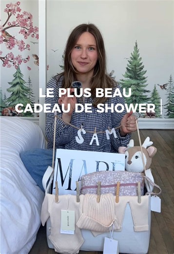 UN CADEAU DE SHOWER DE RÊVE OU QUOI??👀✨ Je suis tellement contente de pouvoir offrir ce cadeau rempli d’indispensables et de petits luxe🥹 Un gros MERCII à nos collaborateurs L’ensemble de chez @Guacamole inc fait de coton et bamboo offrant une douceur et une qualité incomparable! Parfait, pour la sortie d’hôpital et les premières photos de bébé 🤍 La trousse @troislins pour faciliter les déplacements du quotidien tout en restant stylé ✨ Le porte bébé @MABĒ Carriers qui est mon indispensable de