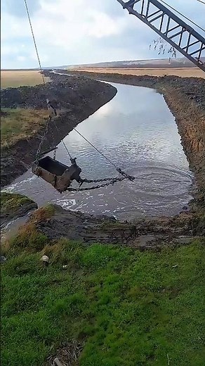 Massive Dragline Excavator Digging Canal with Clamshell Bucket 🚜🌊⚙️