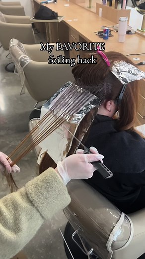 Gradient low lights with extra POP 💥 This technique is for you if you need want to add depth to the mids but also need brightness on the ends. Step 1: Take a slice or weave Step 2: Weave out the lowlight Step 3: Bring your new weaved section to the top and saturate. Step 4. Add lightener to the left out hair and feather up. Have you tried this before? @ARETÉ Professional Alchemic color for the lowlights and lightener 🖤 #foilayage #foilayagetechnique #foilyagetechnique #lowlightsandhighlights #