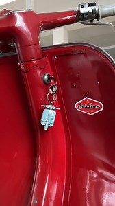 Auch wenn der Roller Winterpause hat: mit dem Vespa Schlüsselanhänger begleitet er dich durch den eisigen Alltag. Unser SC Geschenktipp! ❄️ Direkt im Shop bestellen: https://www.scooter-center.com/vespa-schluesselanhaenger-gruen/p-48352.html #giftidea #geschenktipp #geschenkidee #weihnachten #Christmas #keychain #vespa #vespalovers #vespaclassic #Piaggio | SCOOTER CENTER