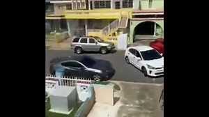 142K views · 2K reactions | Locales | Joven de 19 años clama ayuda de las Autoridades ante patrón de acoso por parte de un vecino. Momento donde en un “live” en las redes sociales hacia la denuncia. Momento donde la prima llega y encara al individuo. La familia acudió hoy nuevamente a los Tribunales en busca de otra orden de protección. | Luis Enrique Falú | Facebook