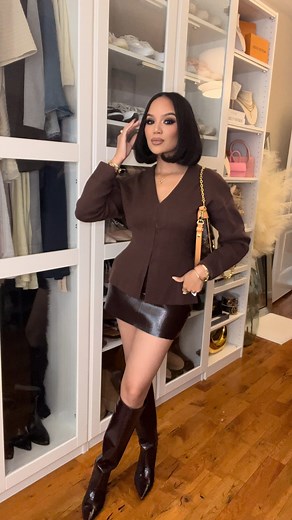 Melissa Matos-Howard ✨ on Instagram: "AMOOOOOO este color! Oficialmente entramos al otoño 🤎 Si amas este outfit tan solo comenta la palabra “MARRON” y te mando los links a tu DM 📥🤎🥹✨ - amazon finds, amazon fashion, amazon influencer, amazon creator, hm clothes, hm creator, amazon clothes, brown sweater, amazon fall finds, amazon fall clothes, hm fall clothes, h&m , h&m clothes, zara boots, h&m finds, fall clothes, brown boots, monochromatic look, monochromatic outfit, brown outfit, all brown