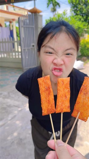 Thử thách ăn thịt xiên nướng cùng sữa đặc và tương ớt cùng những sự lựa chọn hài hước bất ngờ😱😜😱