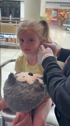 5 Year Old Getting Ears Pierced ‪@Claires‬