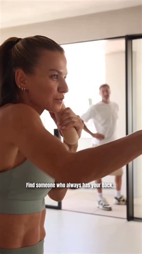 Anna Lewandowska on Instagram: "SHAPE YOUR BODY 🔥 Od treningu funkcjonalnego, siłowego i hybrydowego, przez sztuki walki, aż po Kick the Barre. Kocham każdą formę ruchu, ale Kick the Barre to mój autorski program, który naprawdę wyróżnia się na tle innych 💪🏼 To intensywny i wyjątkowy mix pilatesu, fitnessu, treningu funkcjonalnego, a na końcu także technik martial arts. Pełen dynamiki, podskoków i energii… idealny dla wszystkich, którzy kochają mocny zastrzyk endorfin 🤸🏻‍♂️ A efekty? Piękni