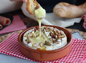 Camembert recipe with honey and nuts