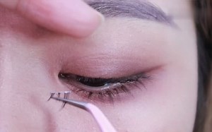 零基础新手 一看就会的假睫毛教程，一分钟学会贴假睫毛