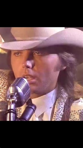 Dwight Yoakam #turnitonturnitupturnmeloose #turnitonturnitup #dwightyoakam #dwightyoakamlive #country #music #countrymusic #highwaymen #highwayman #fy #fyp #guitar #thebest #gold #oldbutgold #goodmusic