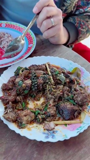 Ai Stick is eating Mickey Mouse spicy stir-fry. Disneyland food! 😆🤣 #BakJonKieb #NangBeeAiStickFC