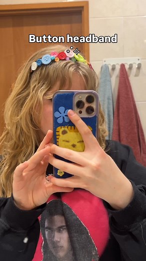 Lola ☆ on Instagram: "Things to make with buttons 🤍 cute and easy button craft ideas: button headband, button hairpins, button hairpins and button bracelet You can find every tutorial on my account @lola.malins ✨ (Buttons are my new obsession 🤍) #diy #diyprojects #buttoncrafts #lalaloopsy #cutediy #diyfashion #buttons #crafts #diyideas (cute diy idea, cute diy gift, diy bracelet, diy jewerly, buttons diy, cute diy with buttons, button crafts, diy fashion, diy headband)"