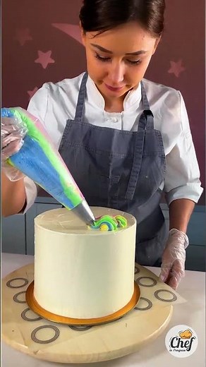 Pro Baker Shows How to Decorate a Cake Like a Pro 🍰✨