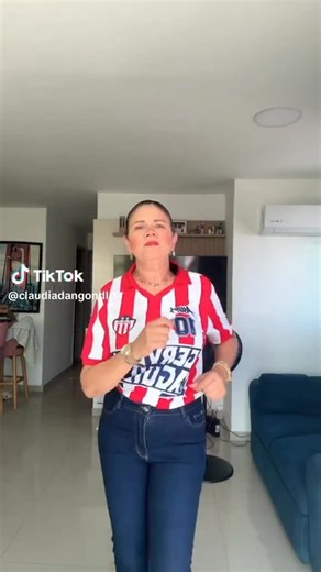 Juanda Caribe on Instagram: "¿Que tal lo hizo la tía ? La mamá de mis hermanos los @gemelosdangond PD: les dejé regalos en @teamjuandacaribe 🇨🇴💙"