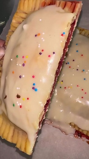 Strawberry Poptart🍓 (via @chefmartybae) Strawberry Filling ingredients •1box pie crust (use the 2 crust that comes in the box) •12-15 Strawberries (Chopped) •1/3 cup Sugar •1 1/2 tbsp Lemon Juice Egg wash •1 Egg •2tbsp water Icing Ingredients: •1 cup powdered sugar •1/2 tbsp Vanilla •2 tbsp Milk ⭐️Layer pie crust on top of each other and cut into a rectangle ⭐️Don’t forget your SPRINKLES 😉😋 ⭐️Bake at 375 for 20-25mins ⭐️Once you take the Poptart out the oven brush crust with melted butter and