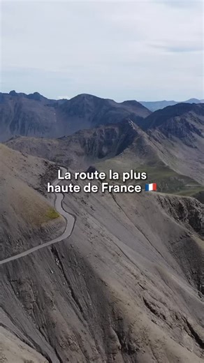 📍 Col de la Bonette - Alpes-Maritimes Ici, la route ne se contente pas de franchir un col : elle monte au-dessus. Avec un point culminant à 2 802 mètres d’altitude, c’est la route la plus haute de France. Un tracé unique, pensé à l’origine pour des raisons stratégiques, aujourd’hui ouvert à la circulation. Plus on monte, plus le paysage change : la végétation disparaît presque complètement, laissant place à des reliefs minéraux, des pentes nues et une impression de haute montagne très marquée. 