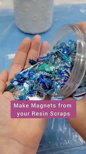 Use your scraps or the leftovers in your cups to make mini-gifts for your customers 🎁When I did art shows, I would make tons of cute little pieces as giveaways with purchase. The kids of potential buyers would love them so much that their parents didn't have to 'think about' their purchase. Note: leave your resin to gel before adding magnets or they will sink too much. And also, don't use these candy type molds as they are a nightmare to demold 😩 #fridgemagnets #diycrafts #resincrafts | Resini