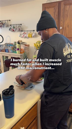 It wasn’t protein that made the difference… 👀 Before we get to the one macro that made the biggest difference in my fat loss journey, comment FUEL and I’ll send you my full free nutrition guide on how you should be eating for your fat loss goals! 💪🏽 Early in my training journey, I followed the common advice at the time: carbs were bad, carbs made you fat, and cutting them was the fastest way to get lean. So I did exactly that. Very high protein. Very low carbs. On paper, everything looked rig