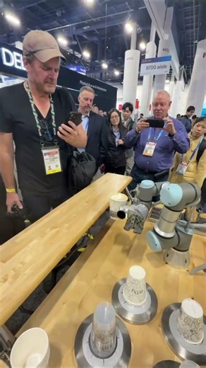 Customer testing robot coffee 👀