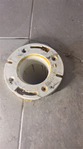 Removing a broken closet flange #plumbing #plumbingtime #leak #plumber #toilet #diy #tips