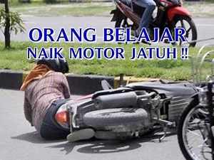 VIDEO LUCU ORANG BELAJAR "NAIK MOTOR JATUH DARI MOTORNYA" SAAT DI JALAN RAYA !!