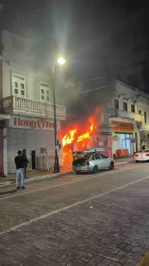 SE INCENDIA UN NEGOCIO EN INDEPENDENCIA ENTRE MORALES Y ARISTA, DEL CENTRO HISTÓRICO DE VERACRUZ