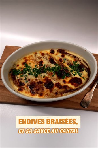 Ces endives braisées à la sauce Cantal sont irrésistibles ! Ingrédients : 4 Endives 20 g de beurre 2 CàS d'huile 25 cl de bouillon de légumes 15 cl de crème liquide 100 g de cantal 4 brins de cerfeuil Sel et poivre | Tous en cuisine avec Seb