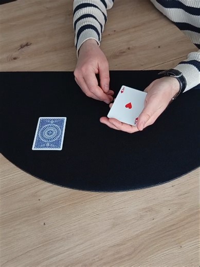 Color change card trick #magictrick #cardmagic #cardtrick