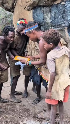 Hadza friend is afraid of the mirror #hadzatribe#usa #africa #comedy #funny #india #brasil #shorts