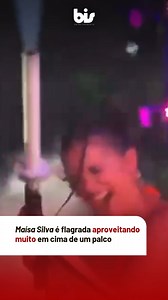 Maísa Silva foi flagrada se divertindo bastante em uma festa, segurando uma pistola de fumaça. A situação se tornou engraçada pela reação de Clara Castanho ao ver a amiga curtindo muito em cima do palco. 📸 Reprodução/ Redes sociais | Bis Entretenimento