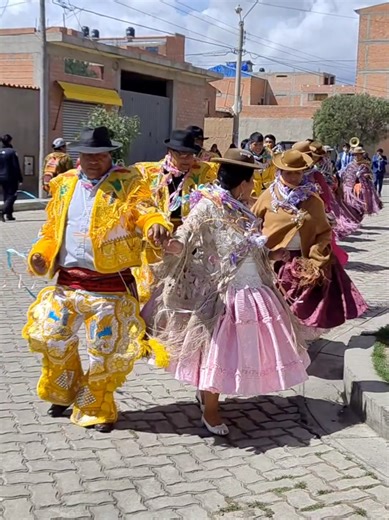 🎉🎭 ¡VIVA EL CARNAVAL EN EL CEA RADIO SAN GABRIEL “B”! 🎭🎉 Entre música, danza y mucha alegría, celebramos el Carnaval fortaleciendo nuestras tradiciones y compartiendo en comunidad. 💛 Cultura que une, identidad que se vive y educación que celebra nuestras raíces. ¡Que la fiesta continúe con respeto, alegría y unión! Jallalla nuestras costumbres, jallalla educación con identidad. #CarnavalBoliviano #CEARadioSanGabrielB #TradiciónViva #ElAlto #CulturaAymara