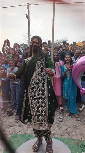 bloggerr.bihari on Instagram: "Piche police bhi tha Video mea police' kis kis ko dikha Mela viral video"