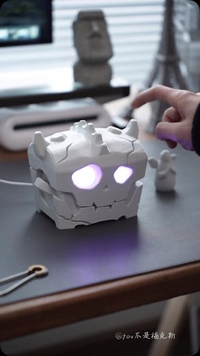 🐰兔可小舖🐰 on Instagram: "🗝️波克布林寶箱Switch 遊戲卡收納盒🗝️ #開箱瞬間就像在打開寶藏💓 Switch 遊戲卡總是亂丟找不到？ 這款薩爾達傳說靈感寶箱來拯救你啦😍 仿真寶箱造型，開啟瞬間LED燈閃爍 就像遊戲裡獲得寶物一樣超有儀式感‼️ 高質感磁吸設計，卡片收納超整齊，收藏與實用兼具，讓你每次換遊戲都像在開寶箱✨ 🌟款式： ⚔️ 灰色磁吸開盒可收8卡 🛡️ 灰色磁吸開盒可收12卡 ✨ 灰色磁吸開盒可收8卡 + 觸摸開燈 ✨留言：$✉️小編火速🔥私訊您 ✨此為預購商品，約2-3週到貨📦 ✨有其他想許願的商品，也歡迎私訊💕 🛒購買方式：截圖私訊小盒子下單 💰付款方式：貨到付款 / 銀行轉帳 🚗寄送方式：7-11店到店 《Toook 兔可小舖》滿千幫您免運唷 #薩爾達傳說 #Switch遊戲卡 #寶箱收納 #LED燈 #磁吸設計 #遊戲迷必收 #開箱儀式感 #趕快來下單吧♥️"