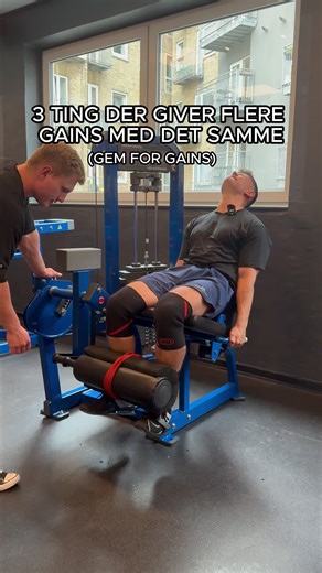De 3 ting, der giver flere gains med det samme ⚡️ Hurtige kulhydrater (fx banan, riskiks, juice) giver dig hurtig energi, så du kan præstere bedre under træningen og yde mere gennem hele sessionen! Koffein øger fokus og skarphed, samtidig med at du får ekstra styrke og kraft til tunge løft og intense sæt! Salt væske hjælper med at opretholde elektrolytbalancen, så du kan træne længere uden at blive træt og yde dit bedste hele vejen igennem! Ekstra tip: Følg mig for flere tricks til ekstreme gain