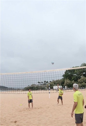 🏟️ En el campo 🏖️ Y en la playa 🏐 El capitán reparte juego