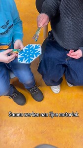 Samen werken aan de fijne motoriek! Een activiteit die niet alleen bijdraagt aan saamhorigheid in de groep en een gezamenlijk doel bereiken, maar ook een die veel vraagt van het geduld en de fijne motoriek! En.. het verplicht mij om weer even te vertragen en de snelheid van het kind te volgen! Want in de drukke periode van portfolio’s vergeet je dit soms nog wel eens. #juf #kleuters #samenwerken | Juf Chantal