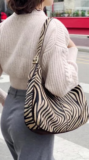 What parading in your new Rouje outfit feels like • Ce qu'on ressent en se promenant avec une nouvelle tenue de Rouje #rouje #lavieenrouje #paris