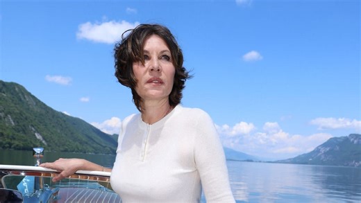 Mathilde Seigner sur France 2 ce soir : elle a choisi un autre cadre de vie, son compagnon Mathieu et leur fils y vivent des jours heureux