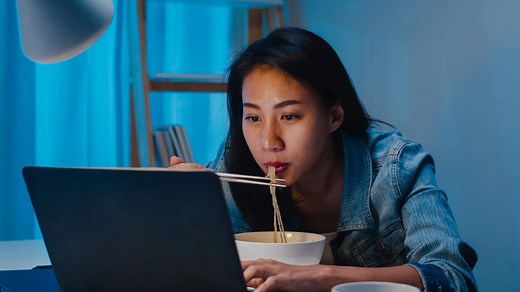 Do You Have a Habit of Eating Late At Night? Here Are 5 Reasons You Should Stop