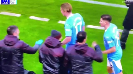 Kevin De Bruyne argument with Pep, not happy for being substituted at Anfield. 😁 #mancity #kdb #pepguardiola #kevindebruyne #ynwa