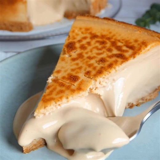 Ultra Creamy Cheesecake (Dulce de Leche) Pan: 9-inch (23 cm) springform Serves: 8–10 Oven: 390°F / 200°C Time: 10–15 min 35–45 min 6 h chill Ingredients Crust 200 g cookies (digestive/graham-style) 100 g melted butter Filling 600 g cream cheese (room temp) 450 ml heavy cream (35% fat) 5 large eggs 350 g dulce de leche 50 g flour (or cornstarch) Instructions Prep pan: line bottom with parchment, lightly grease sides. Crust: crush cookies, mix with butter, press into pan. Chill 10 min. Filling (do