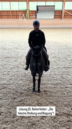15. Reiterfehler - Lösung: „Die falsche Stellung und Biegung!“ Leider sehen wir in der heutigen Zeit sehr viele Reiter, die ihre Pferde, anstelle sie im Genick zu stellen, viel zu stark im Hals herumziehen. Wichtig: Die Stellung darf nur im Genick sein und die Biegung geht vom Körper des Pferdes aus. Dies bedeutet, dass die Stellung durch Innenschenkel und Innenzügel gegeben wird und die Biegung vom biegenden Sitz kommt. Der biegende Sitz bedeutet: -Schulter des Reiters muss parallel zur Schulte