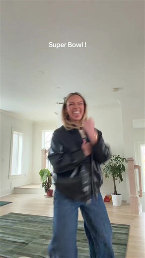 ZOE TOAST (@zoertoast)’s video of super bowl